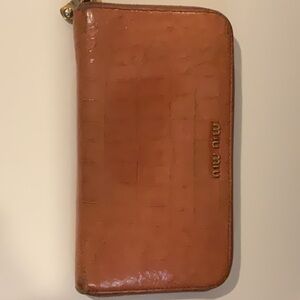 Miu Miu Long Wallet
GUC no tears, no bad smell 
Minor rubbing from use